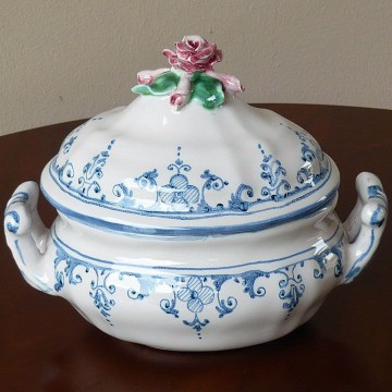 Decorated oval tureen